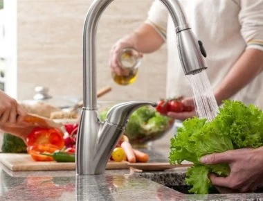 Προσοχή: Σταματήστε να πλένετε αυτά τα τρόφιμα πριν τα μαγειρέψετε (βίντεο